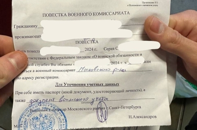 Шести петербуржцам, арестованным за возложение цветов в память об Алексее Навальном, вручили повестки в военкомат